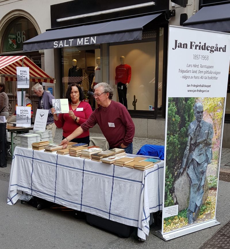 Sällskapet ställde upp på Det stora bokbordet längs Drottninggatan i Stockholm 2019. Vårt stånd där vi sålde både den nya Minnesboken om Jan och gamla Fridegårdsböcker. Styrelseledamöterna Eva Emanuelsson och Lars Bengtsson bemannar.
